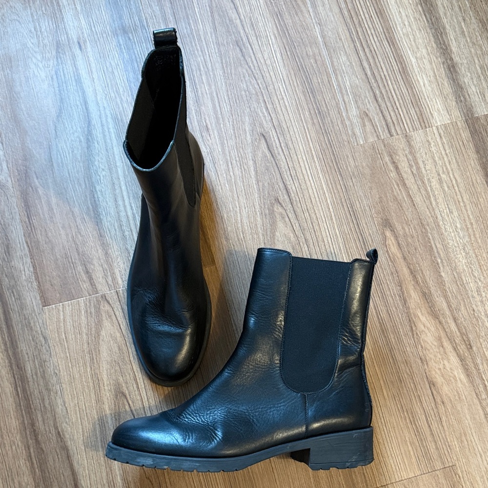 Classic leather ankle boots made in Portugal